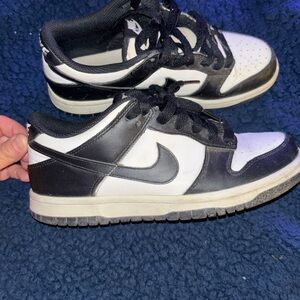 Nike Men's Black and White Low-Top Sneakers